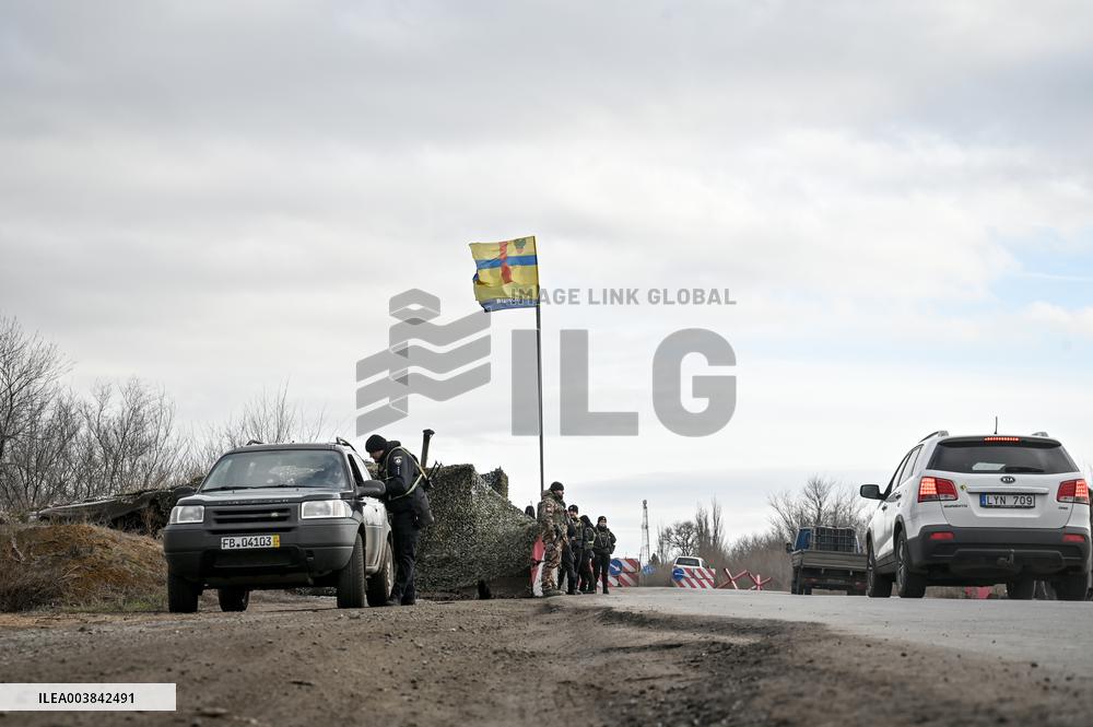 Ukrainian police officers at roadblock in Zaporizhzhia region