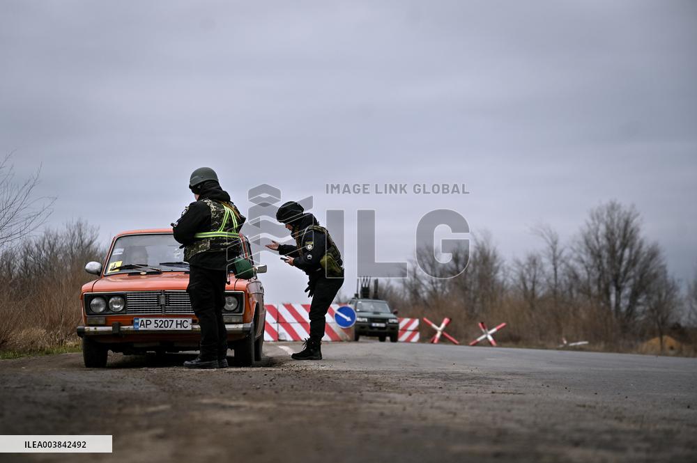 Ukrainian police officers at roadblock in Zaporizhzhia region