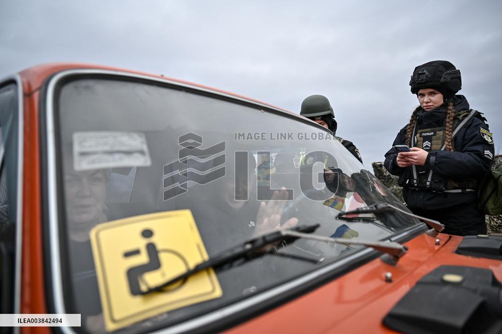 Ukrainian police officers at roadblock in Zaporizhzhia region