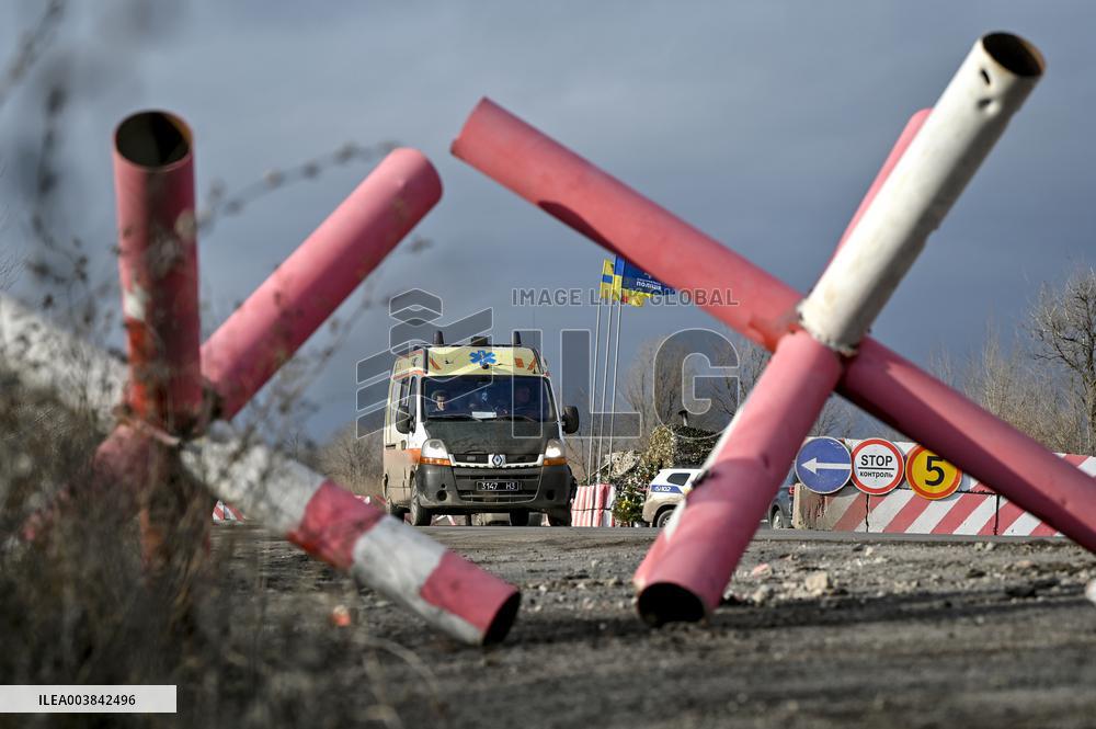 Ukrainian police officers at roadblock in Zaporizhzhia region