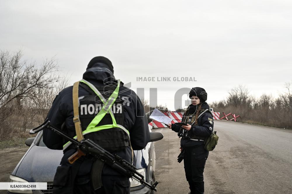 Ukrainian police officers at roadblock in Zaporizhzhia region