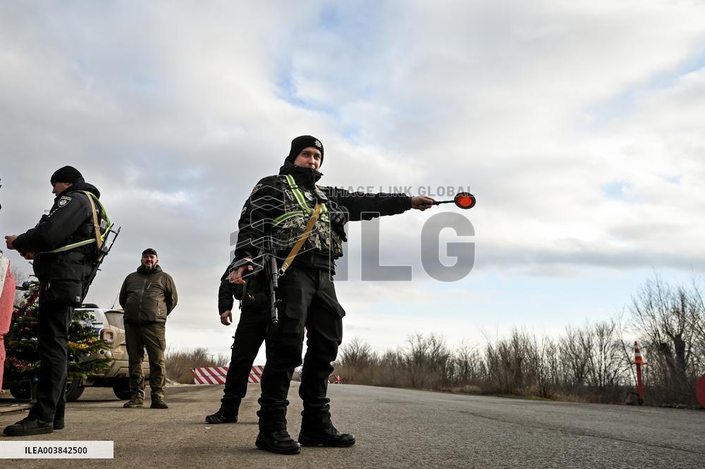 Ukrainian police officers at roadblock in Zaporizhzhia region