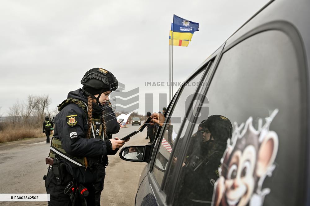 Ukrainian police officers at roadblock in Zaporizhzhia region