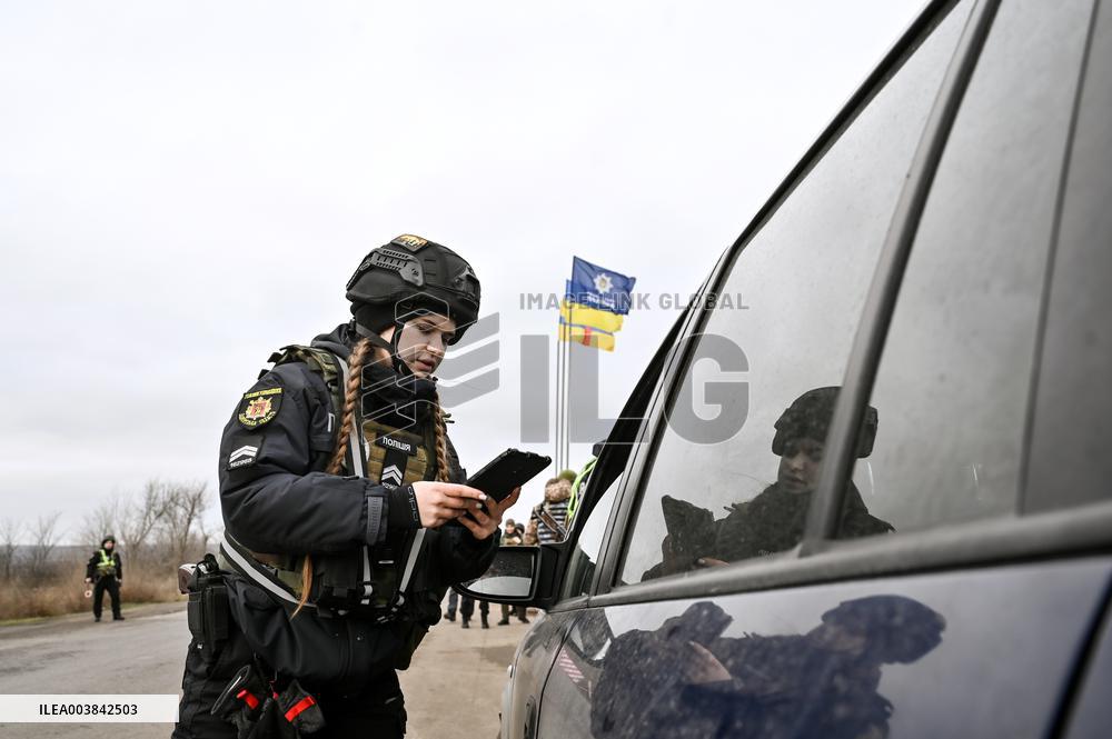 Ukrainian police officers at roadblock in Zaporizhzhia region