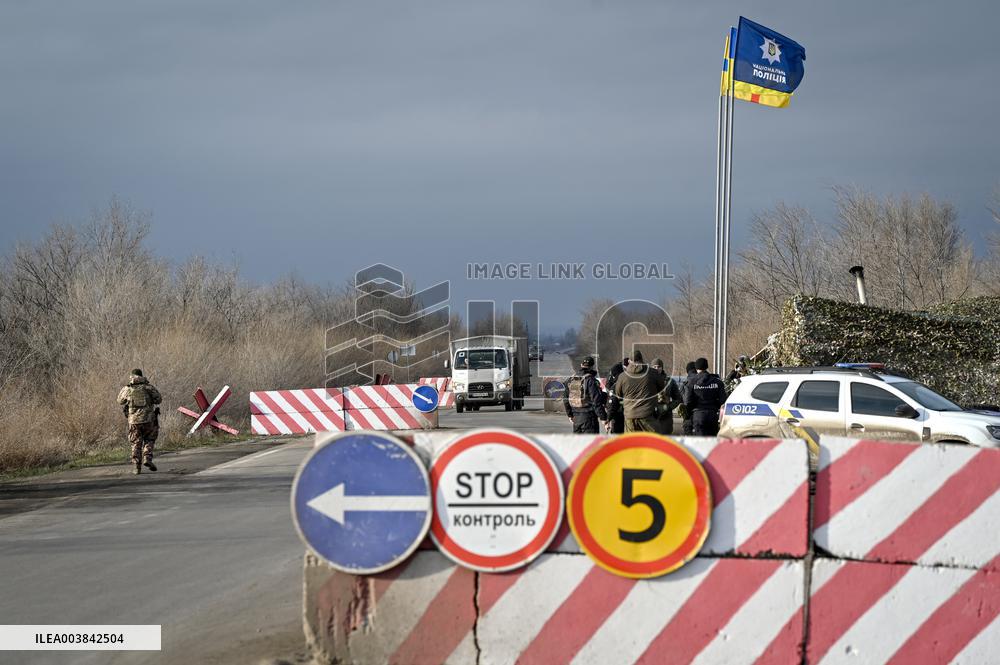 Ukrainian police officers at roadblock in Zaporizhzhia region