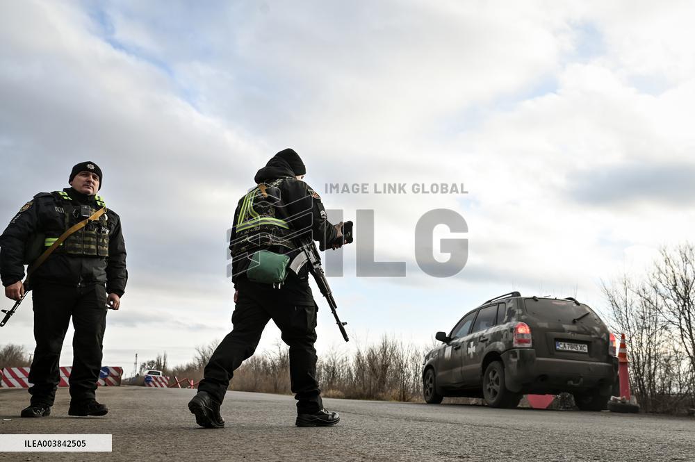 Ukrainian police officers at roadblock in Zaporizhzhia region