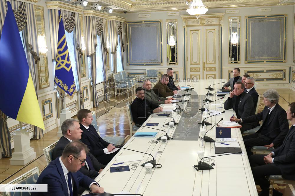 Volodymyr Zelenskyy meets with Boris Pistorius