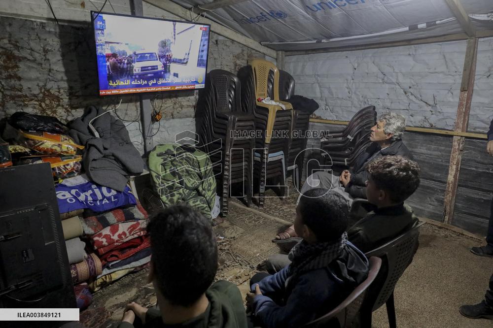Displaced Residents Follow the News - Gaza