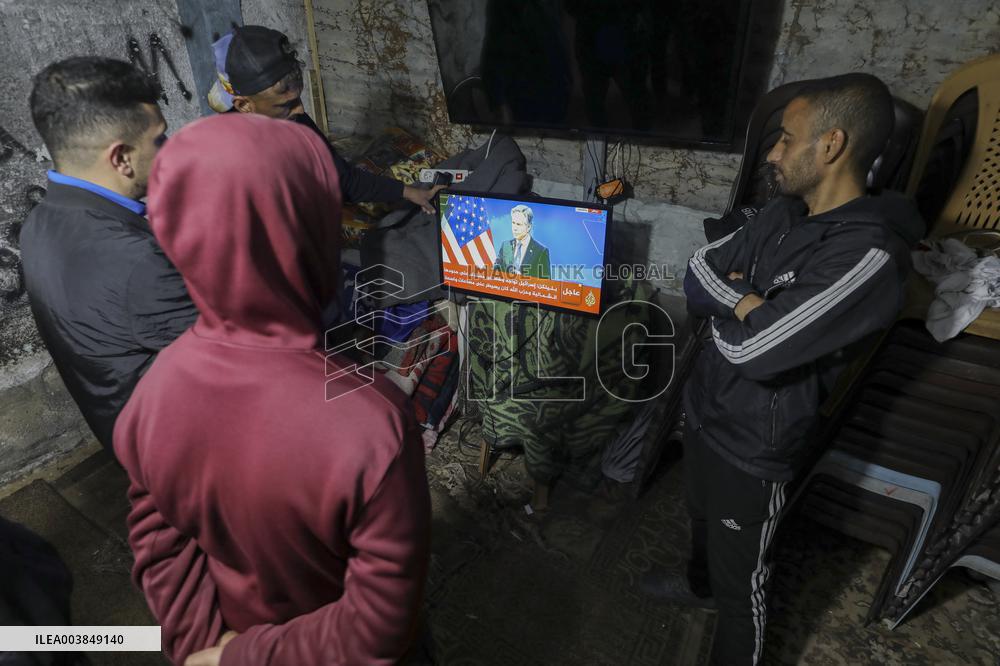 Displaced Residents Follow the News - Gaza