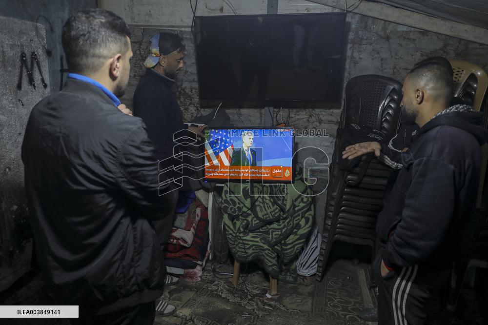 Displaced Residents Follow the News - Gaza