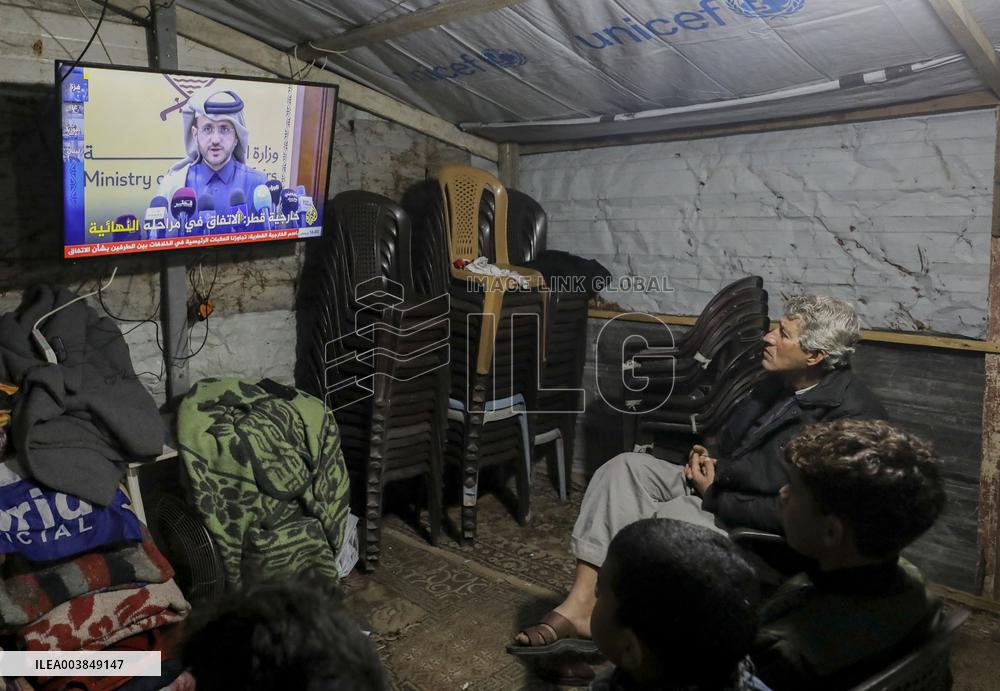 Displaced Residents Follow the News - Gaza