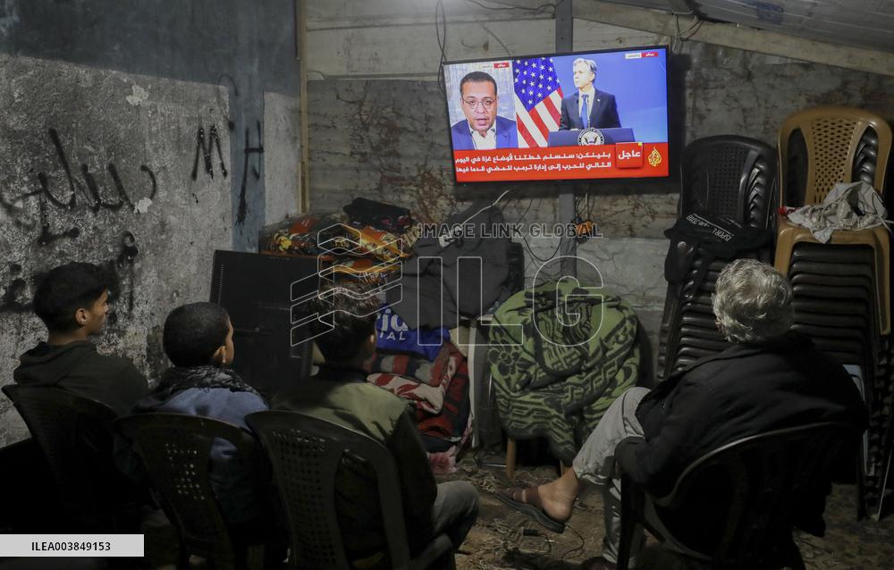 Displaced Residents Follow the News - Gaza