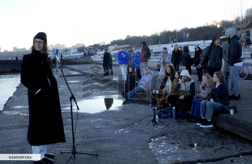 Musician Edgar Vinnitsky gives open-air performance in Odesa