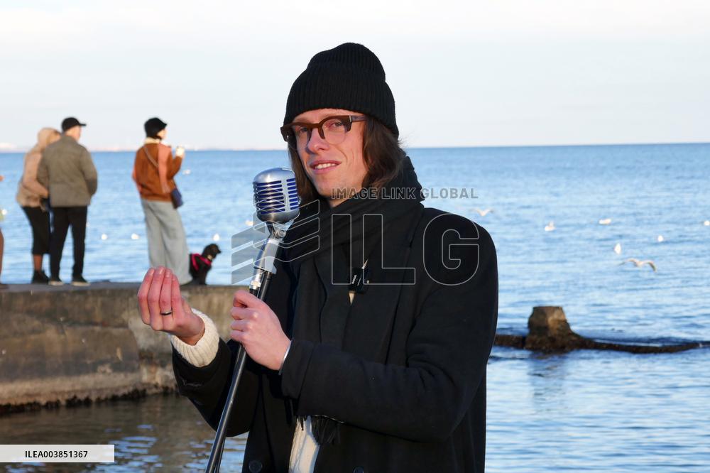 Musician Edgar Vinnitsky gives open-air performance in Odesa