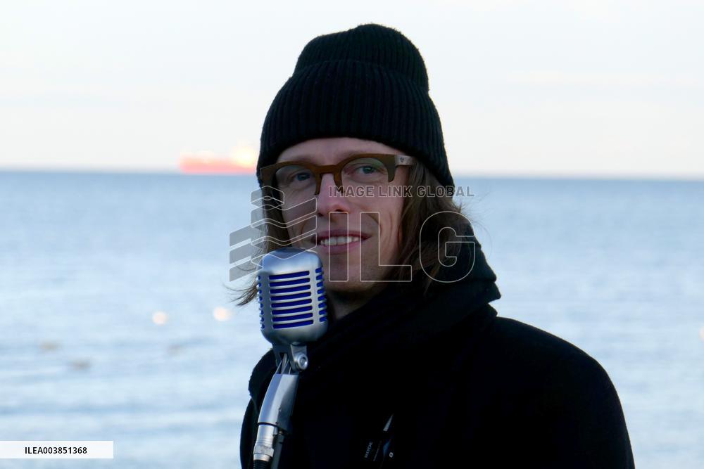 Musician Edgar Vinnitsky gives open-air performance in Odesa