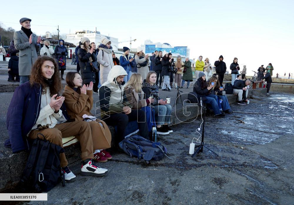 Musician Edgar Vinnitsky gives open-air performance in Odesa