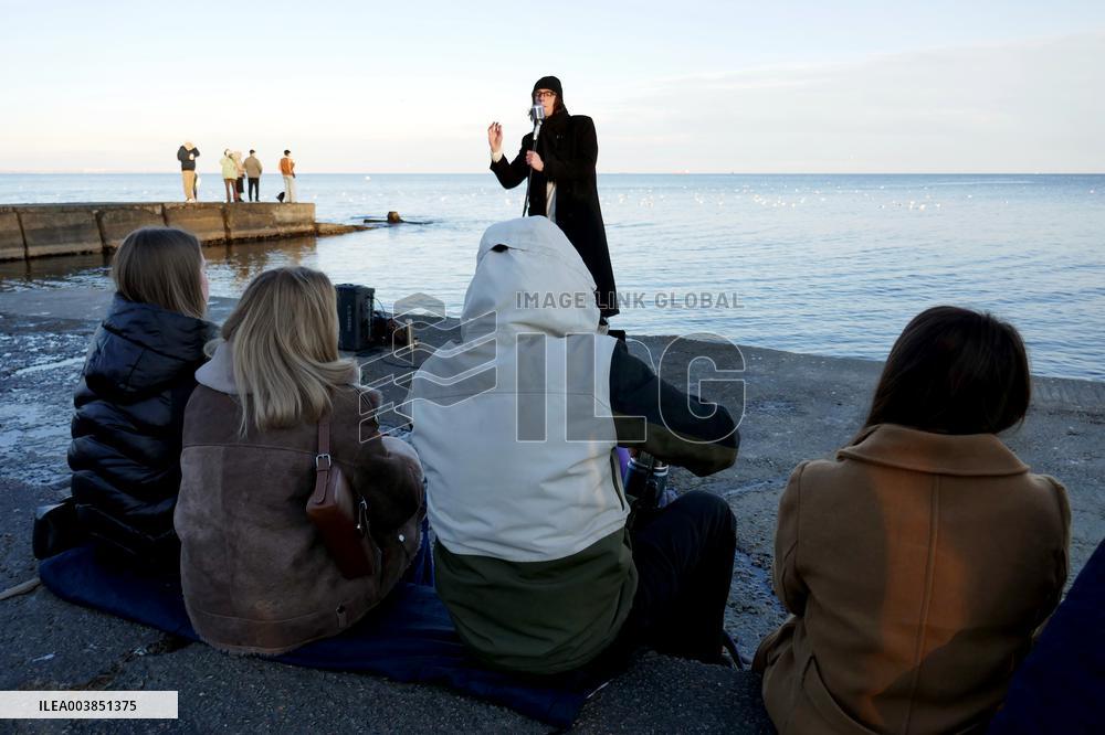 Musician Edgar Vinnitsky gives open-air performance in Odesa