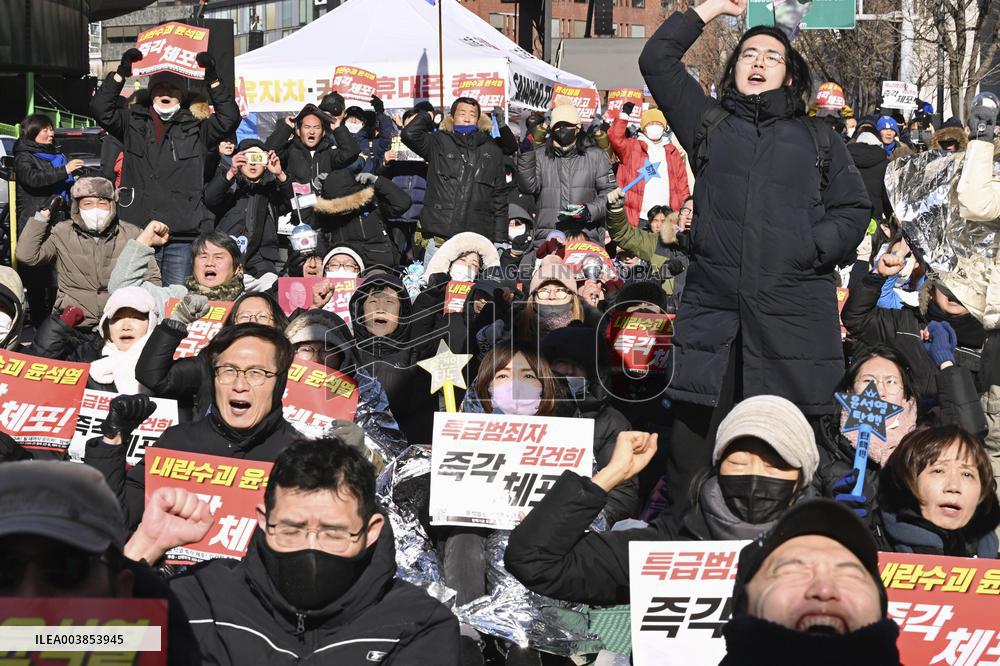 CORRECTED: Impeached S. Korean president detained