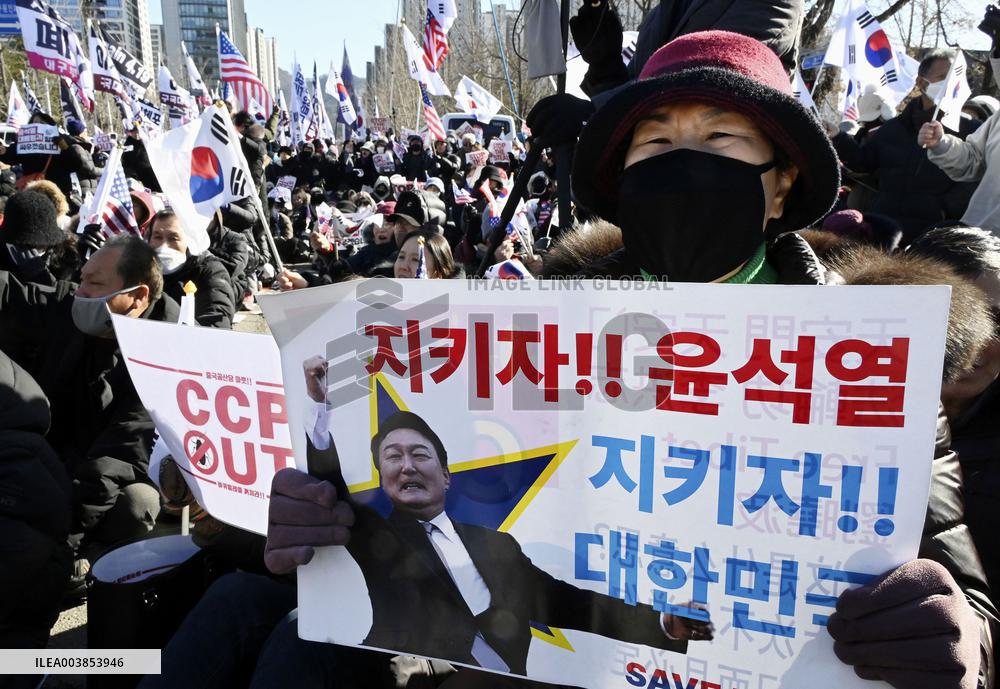 Impeached S. Korean president detained