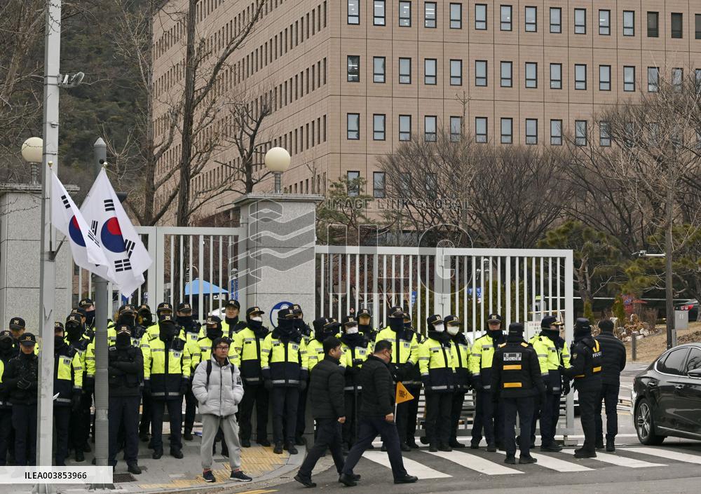 Impeached S. Korean president detained
