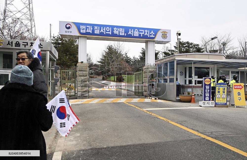 Impeached S. Korean president detained