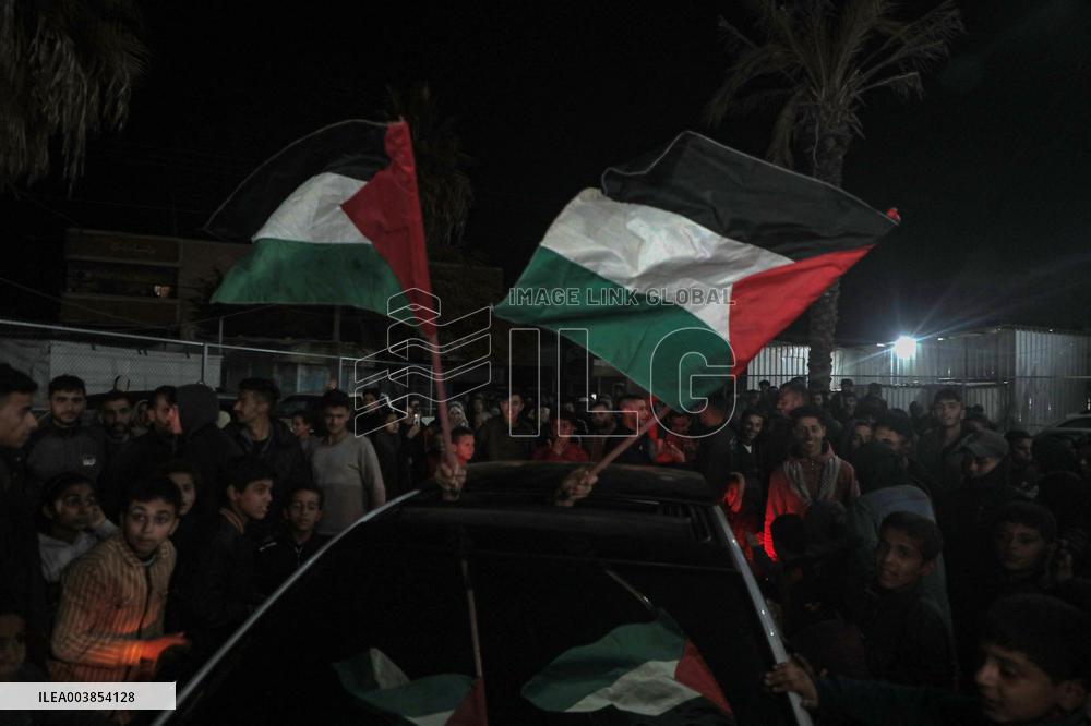 Thousands Of Palestinian Celebrated As News Spread Of A Ceasefire - Gaza