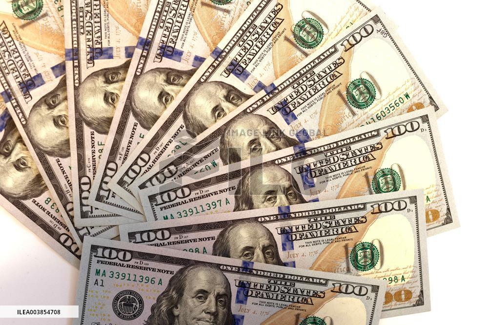 Illustration - Dollar and Euro Banknote - Paris