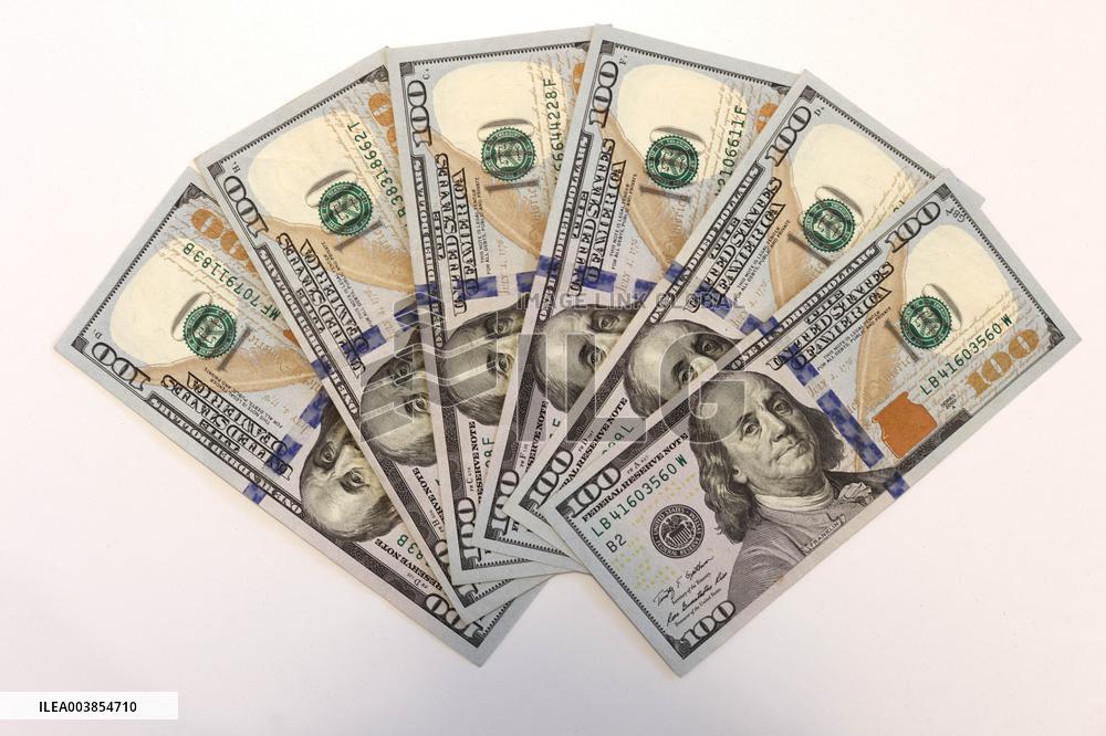 Illustration - Dollar and Euro Banknote - Paris