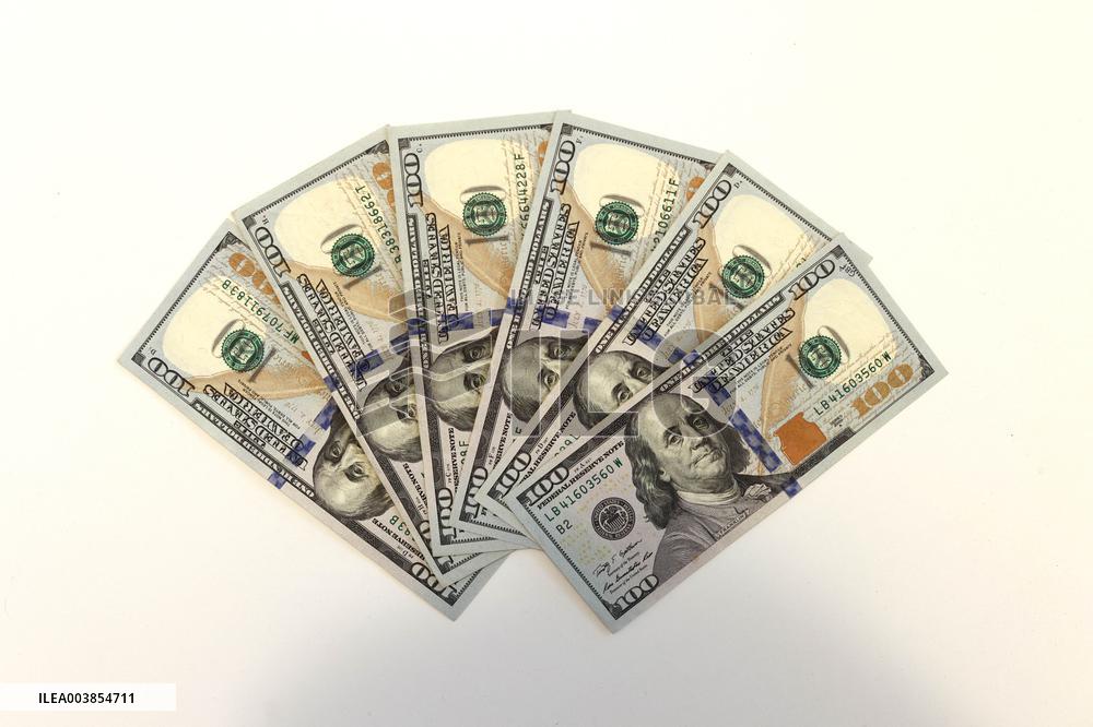 Illustration - Dollar and Euro Banknote - Paris