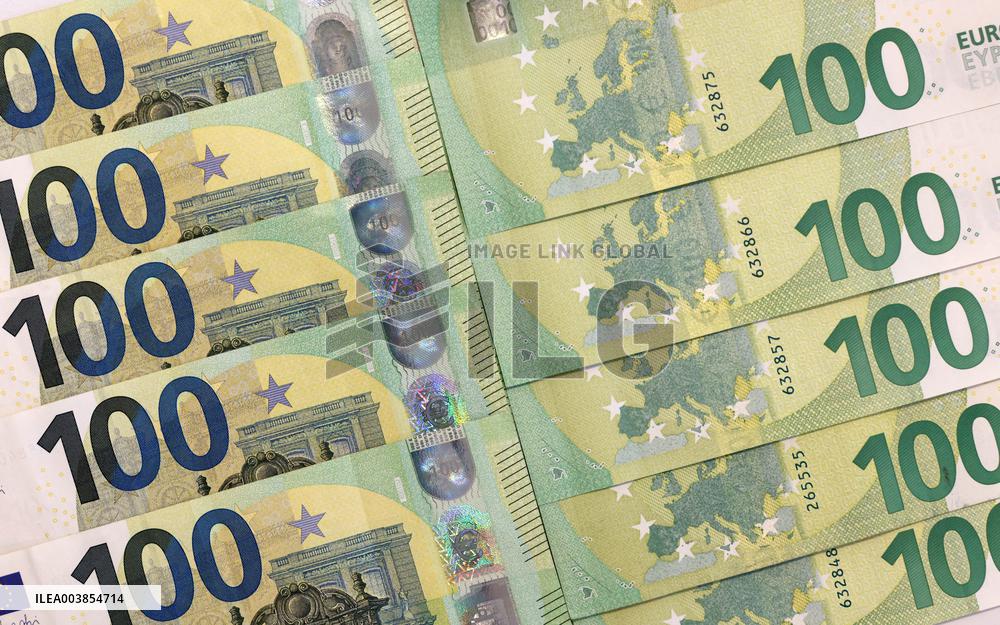 Illustration - Dollar and Euro Banknote - Paris