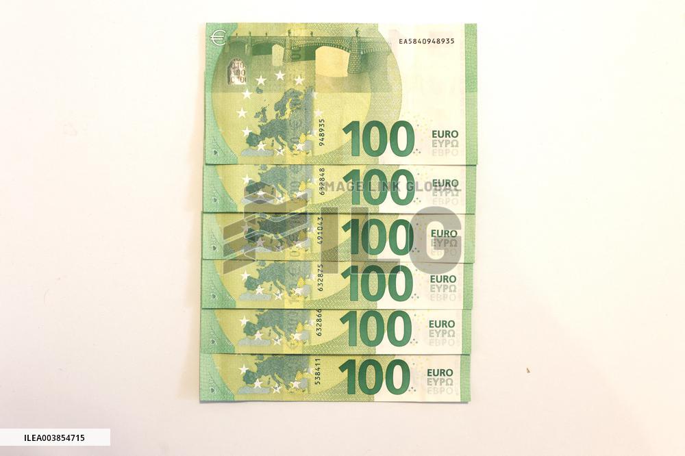 Illustration - Dollar and Euro Banknote - Paris