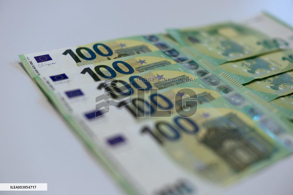 Illustration - Dollar and Euro Banknote - Paris