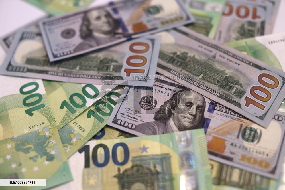 Illustration - Dollar and Euro Banknote - Paris