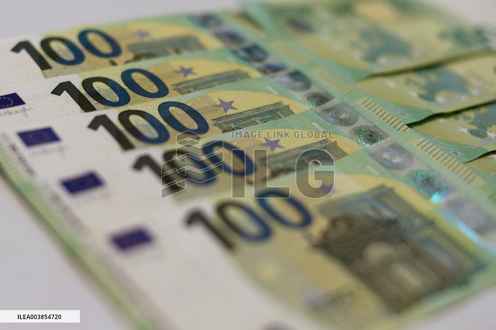 Illustration - Dollar and Euro Banknote - Paris