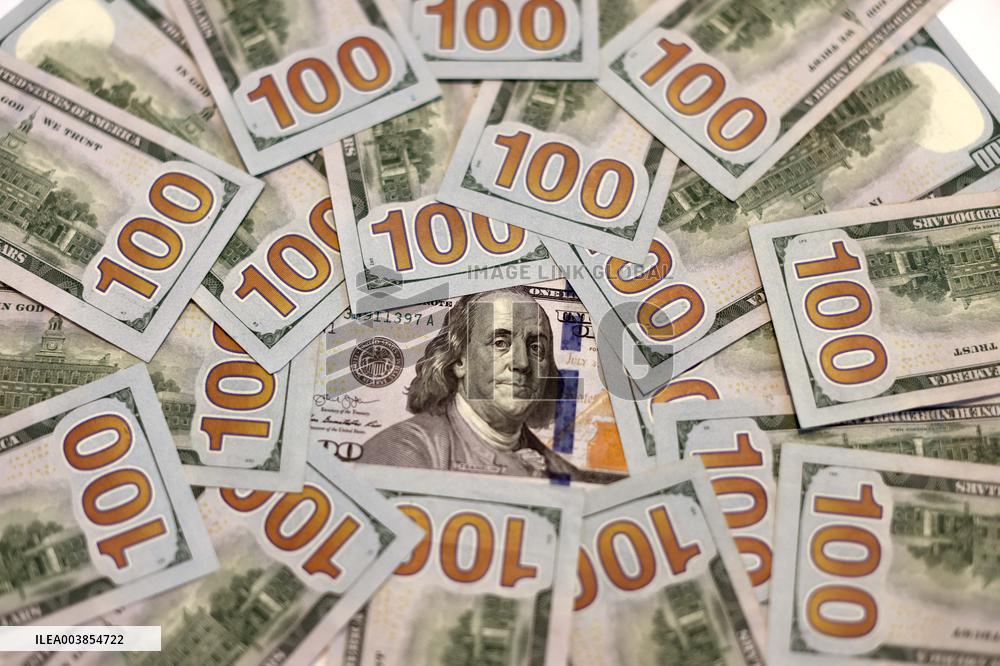 Illustration - Dollar and Euro Banknote - Paris