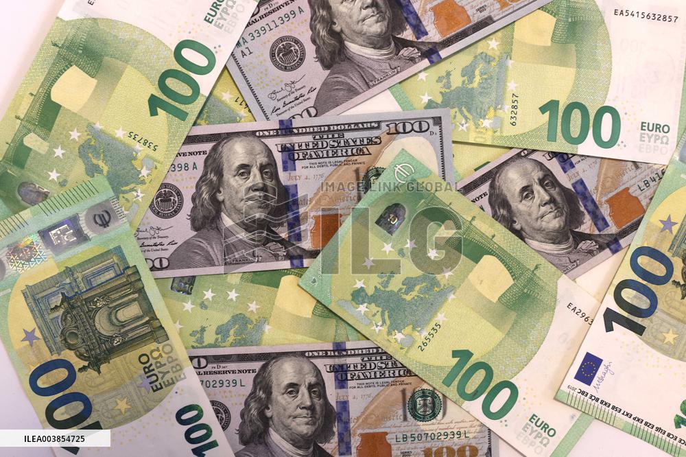 Illustration - Dollar and Euro Banknote - Paris