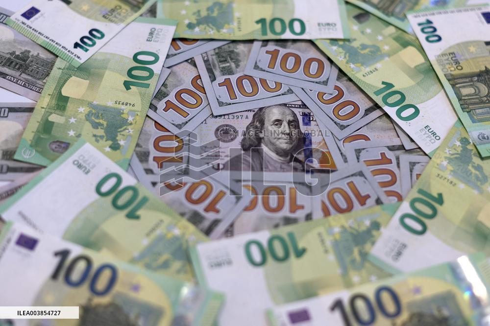 Illustration - Dollar and Euro Banknote - Paris