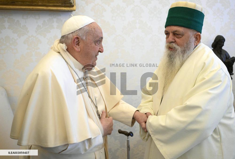 Pope Francis Wears His Arm In A Sling After A Fall - Vatican