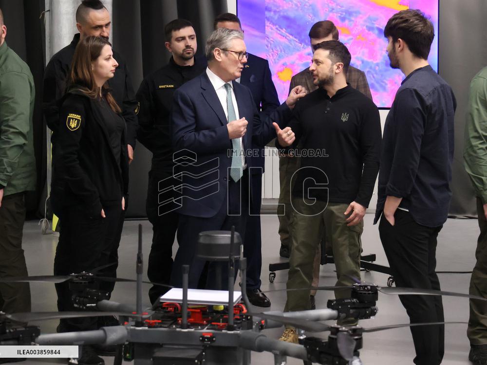 Volodymyr Zelenskyy and Keir Starmer inspect Ukrainian-made drones