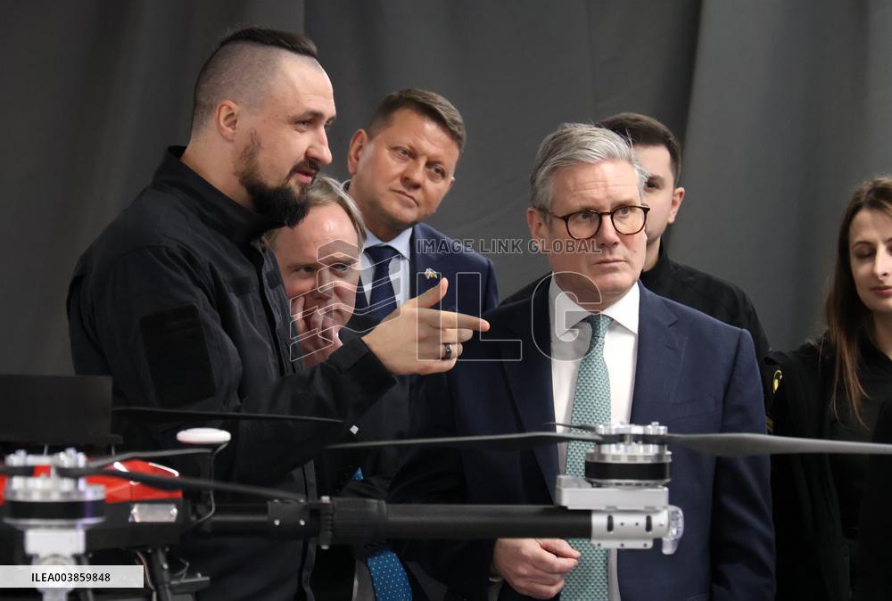 Volodymyr Zelenskyy and Keir Starmer inspect Ukrainian-made drones