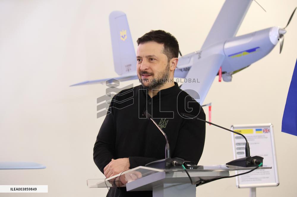 Volodymyr Zelenskyy and Keir Starmer inspect Ukrainian-made drones