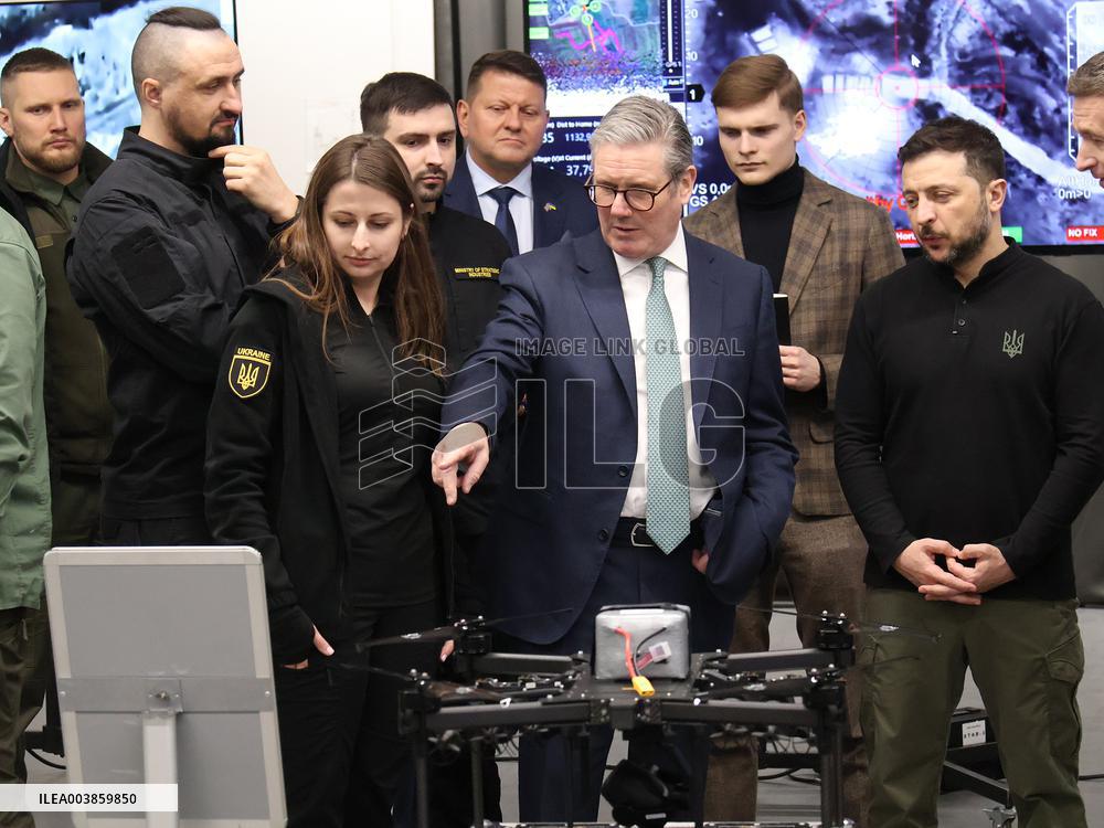 Volodymyr Zelenskyy and Keir Starmer inspect Ukrainian-made drones