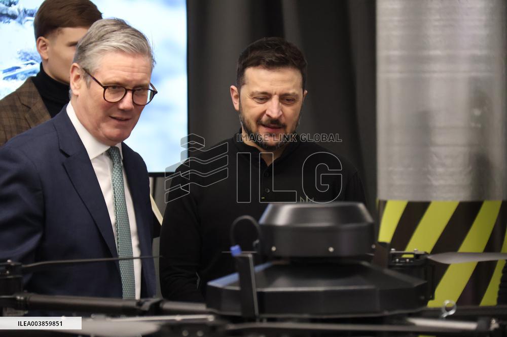 Volodymyr Zelenskyy and Keir Starmer inspect Ukrainian-made drones