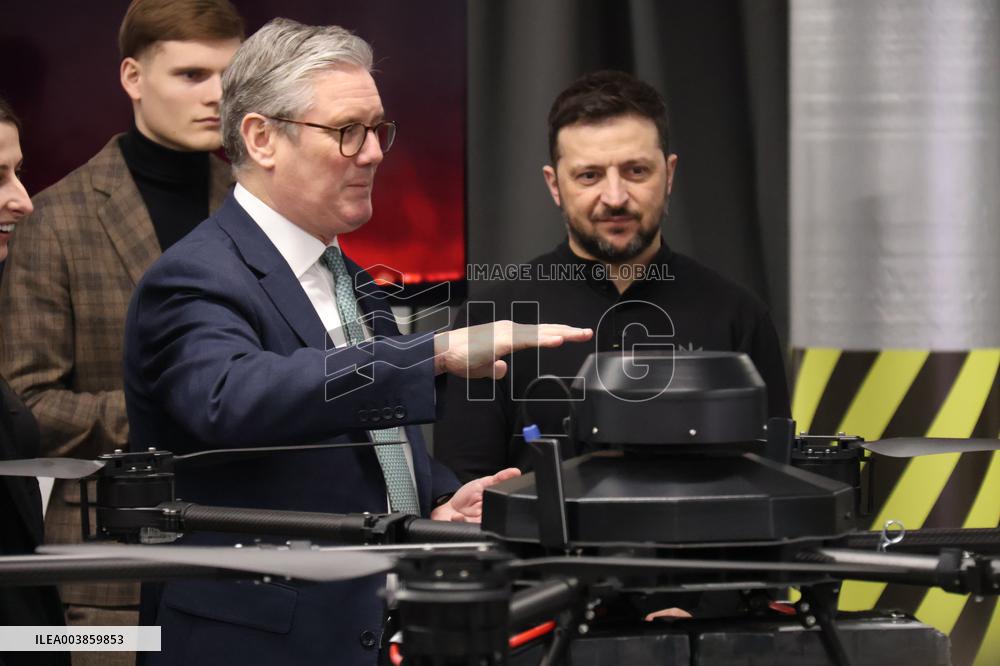 Volodymyr Zelenskyy and Keir Starmer inspect Ukrainian-made drones