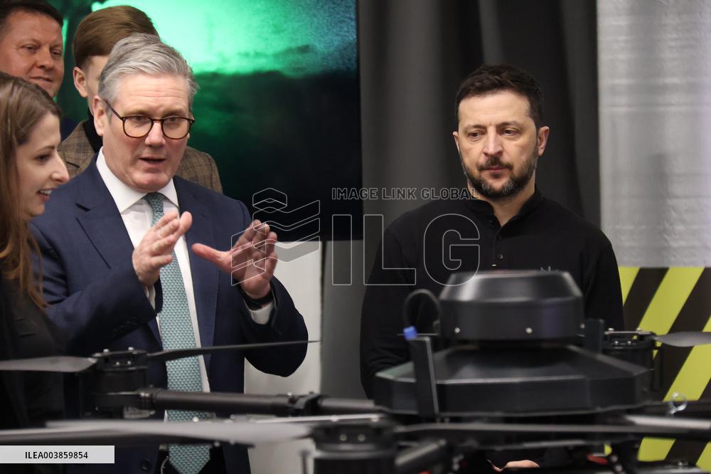 Volodymyr Zelenskyy and Keir Starmer inspect Ukrainian-made drones