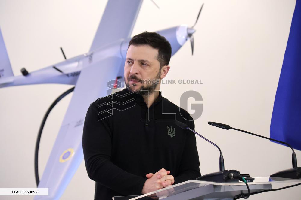 Volodymyr Zelenskyy and Keir Starmer inspect Ukrainian-made drones