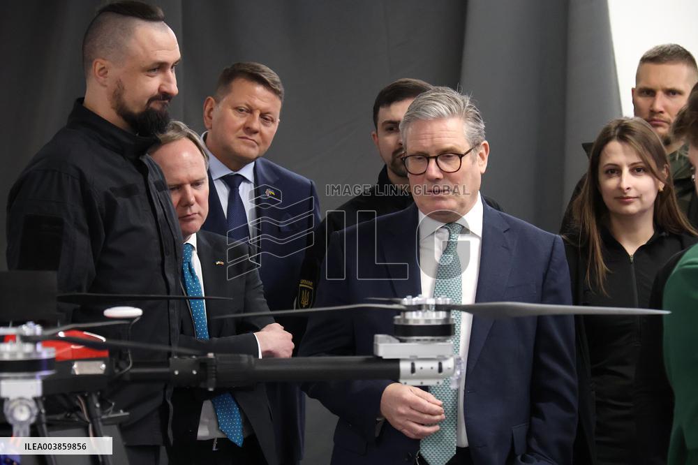 Volodymyr Zelenskyy and Keir Starmer inspect Ukrainian-made drones