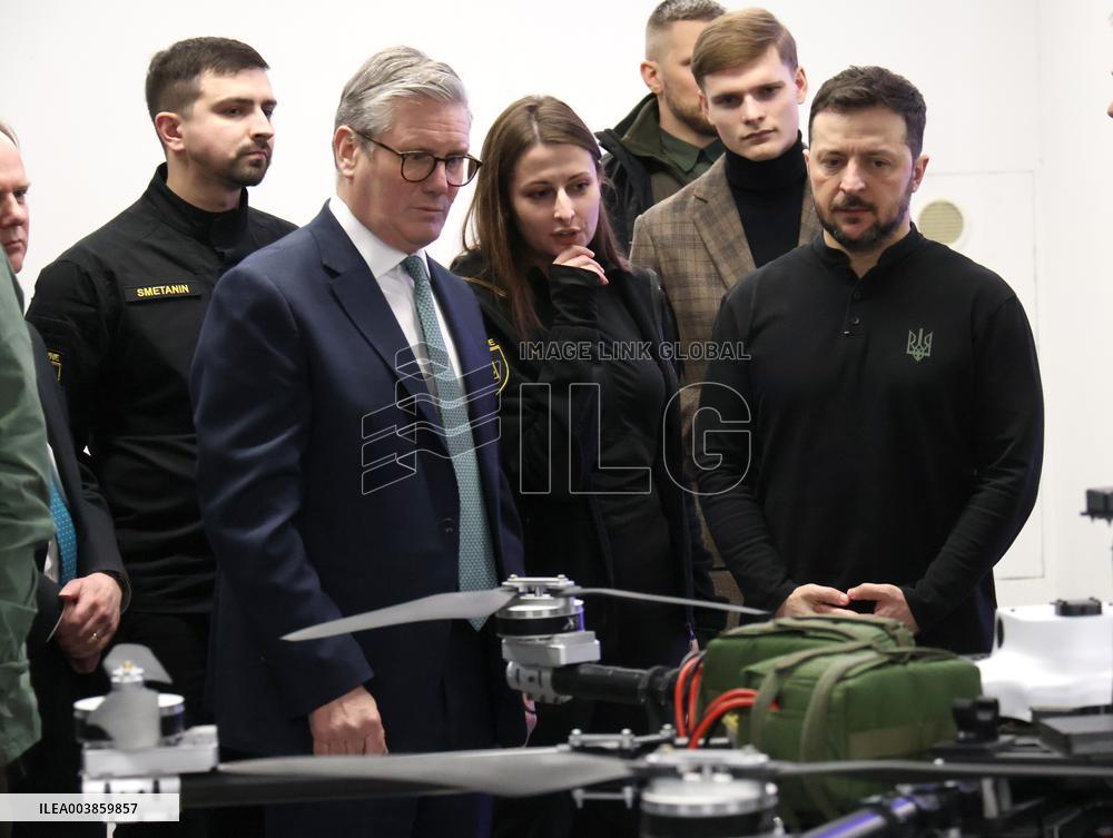 Volodymyr Zelenskyy and Keir Starmer inspect Ukrainian-made drones