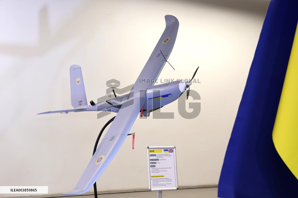 Volodymyr Zelenskyy and Keir Starmer inspect Ukrainian-made drones