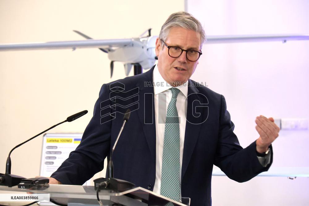 Volodymyr Zelenskyy and Keir Starmer inspect Ukrainian-made drones